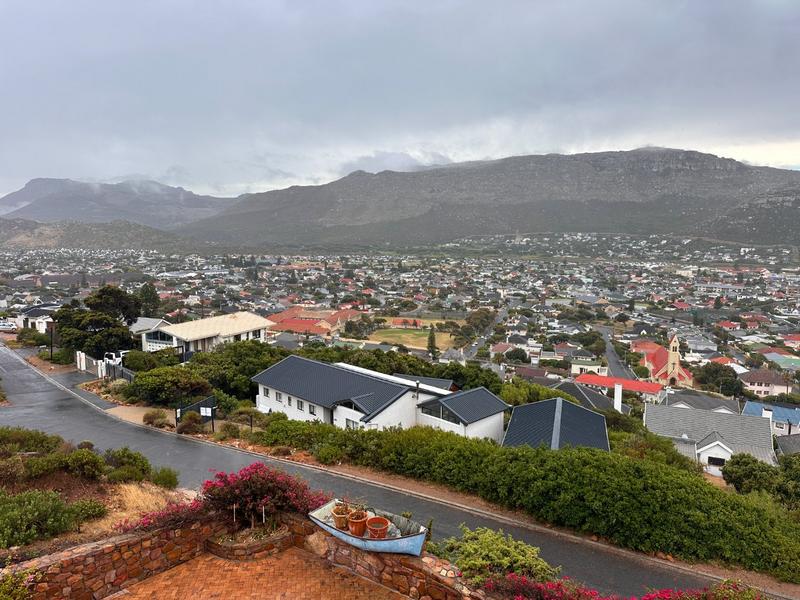 To Let 4 Bedroom Property for Rent in Fish Hoek Western Cape